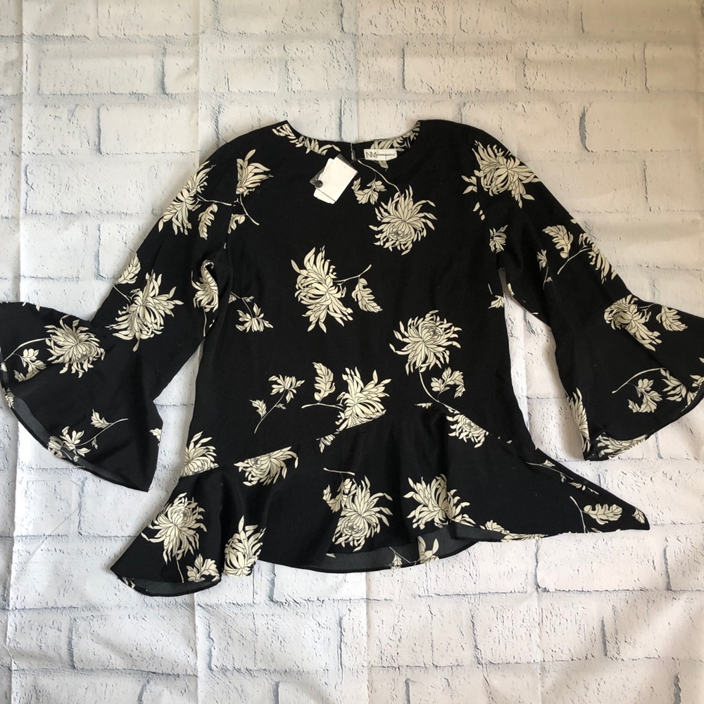NWT -Neiman Marcus - Flutter Sleeve & Hem Top Sz M